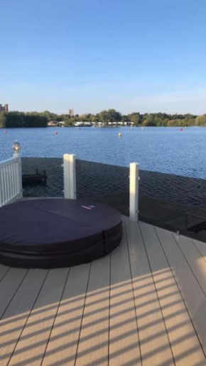 Stunning LAKE SIDE Caravan with HOT TUB at Tattershall Lakes